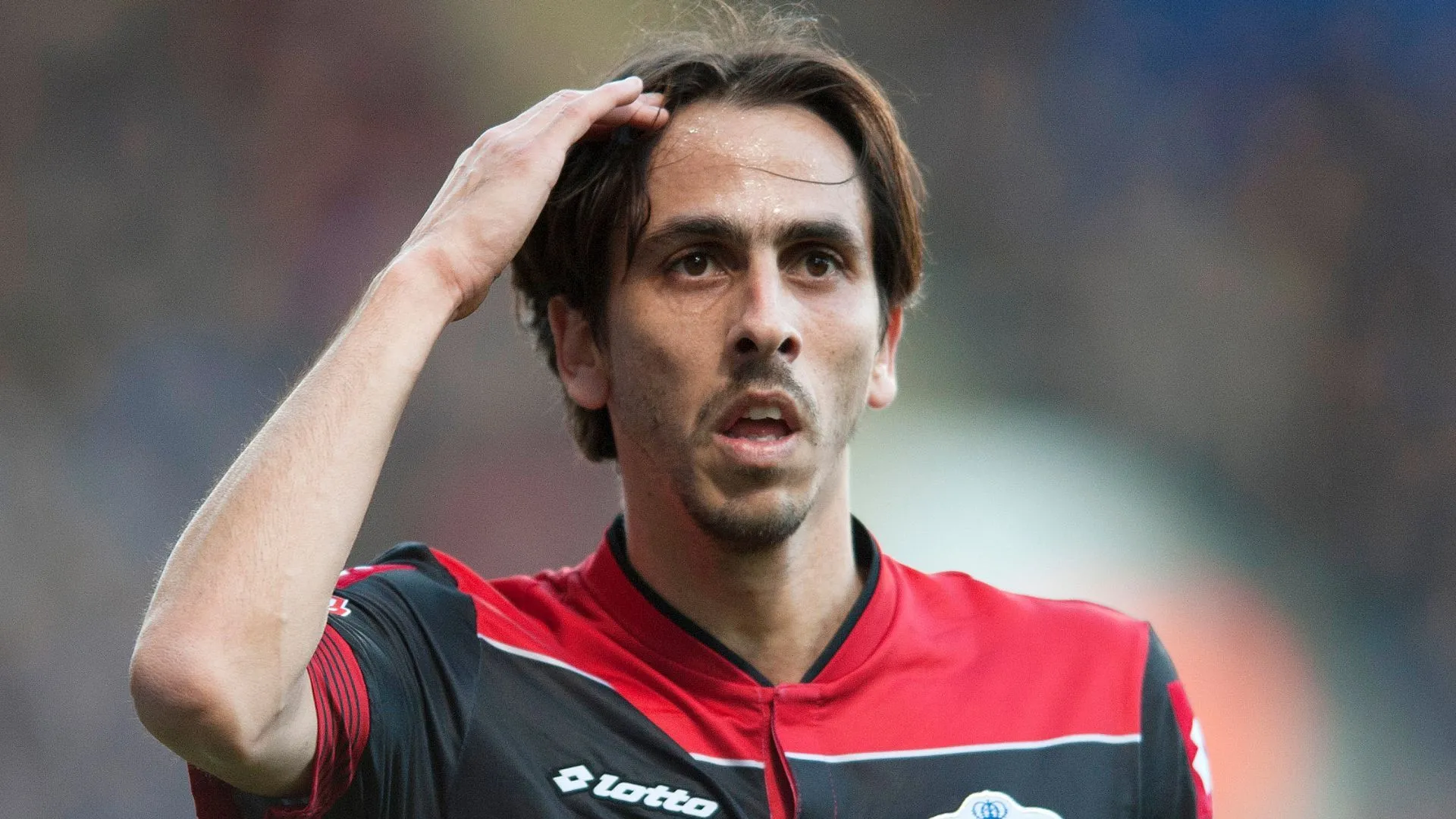 Tiền vệ Yossi Benayoun trong màu áo QPR trước khi đội thăng hạng Premier League