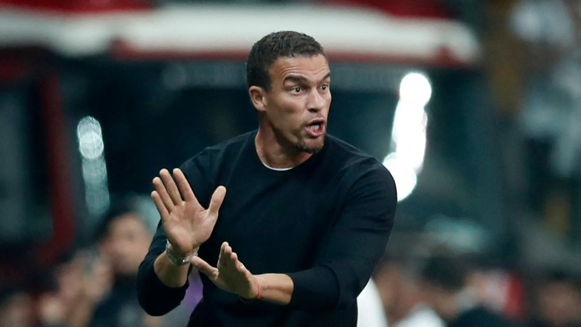Valerien Ismael, huấn luyện viên trưởng của Blackburn Rovers, cần sự hậu thuẫn tài chính cho các thương vụ chuyển nhượng