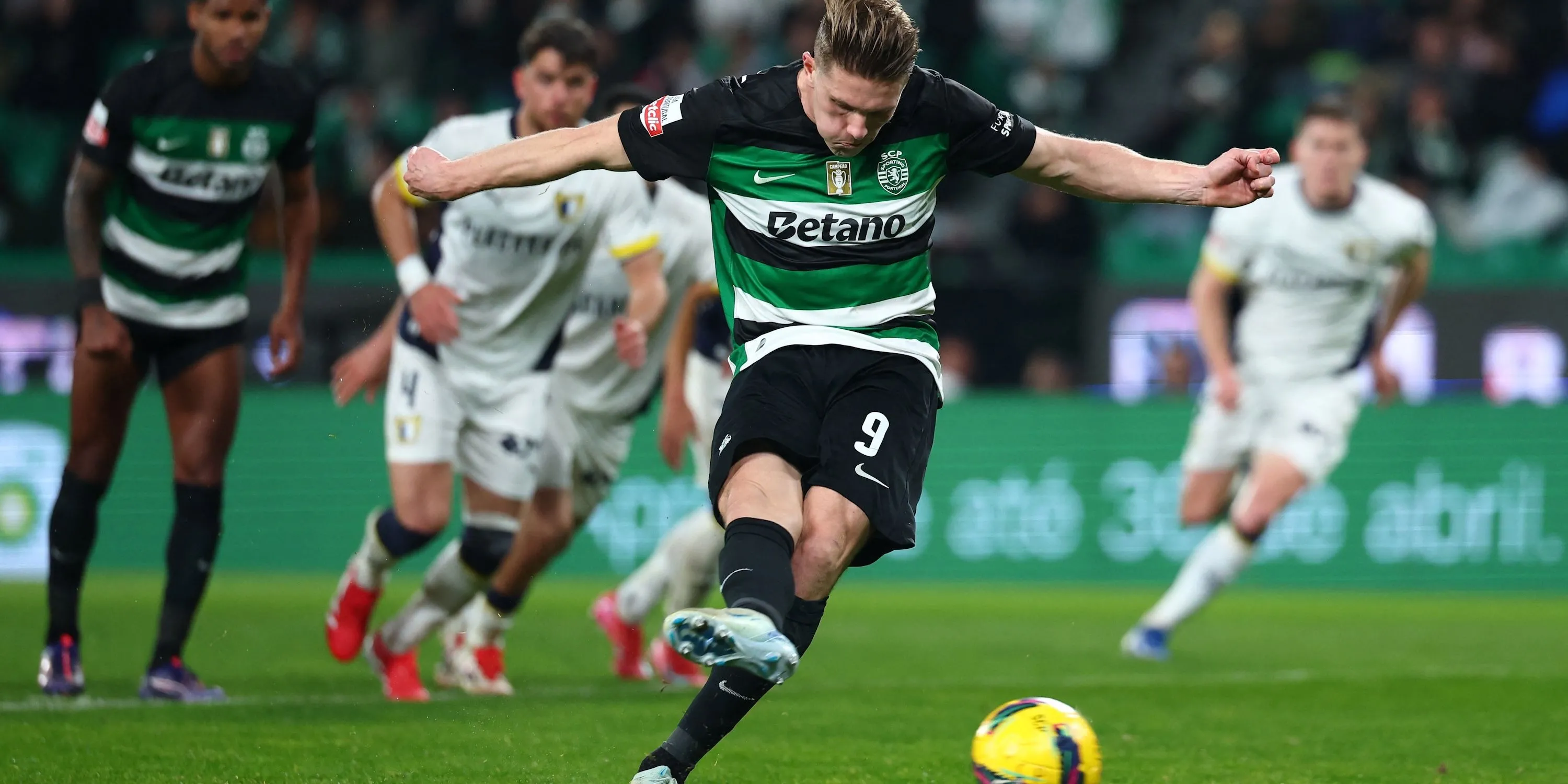Viktor Gyokeres thi đấu năng nổ cho Sporting CP, với bản đồ nhiệt cho thấy sự hiện diện thường xuyên của anh trong vòng cấm đối phương.