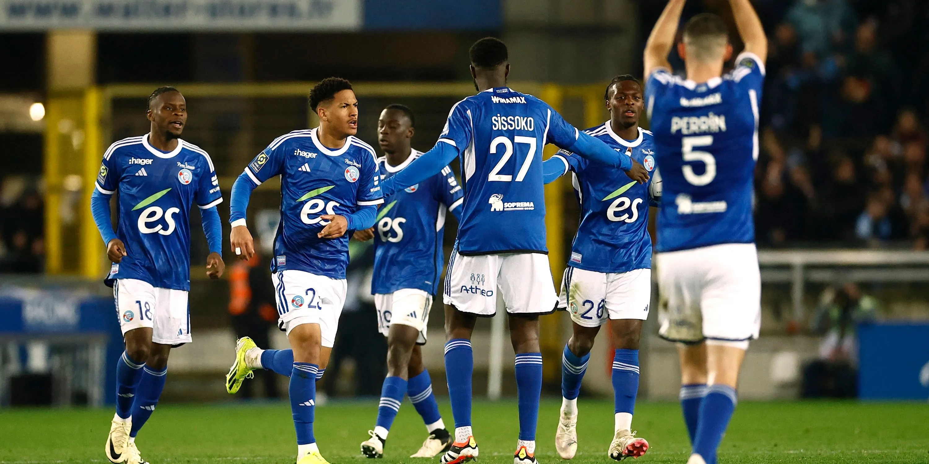 Dilane Bakwa ăn mừng bàn thắng cùng các đồng đội tại RC Strasbourg, cho thấy khả năng ghi bàn ấn tượng của anh
