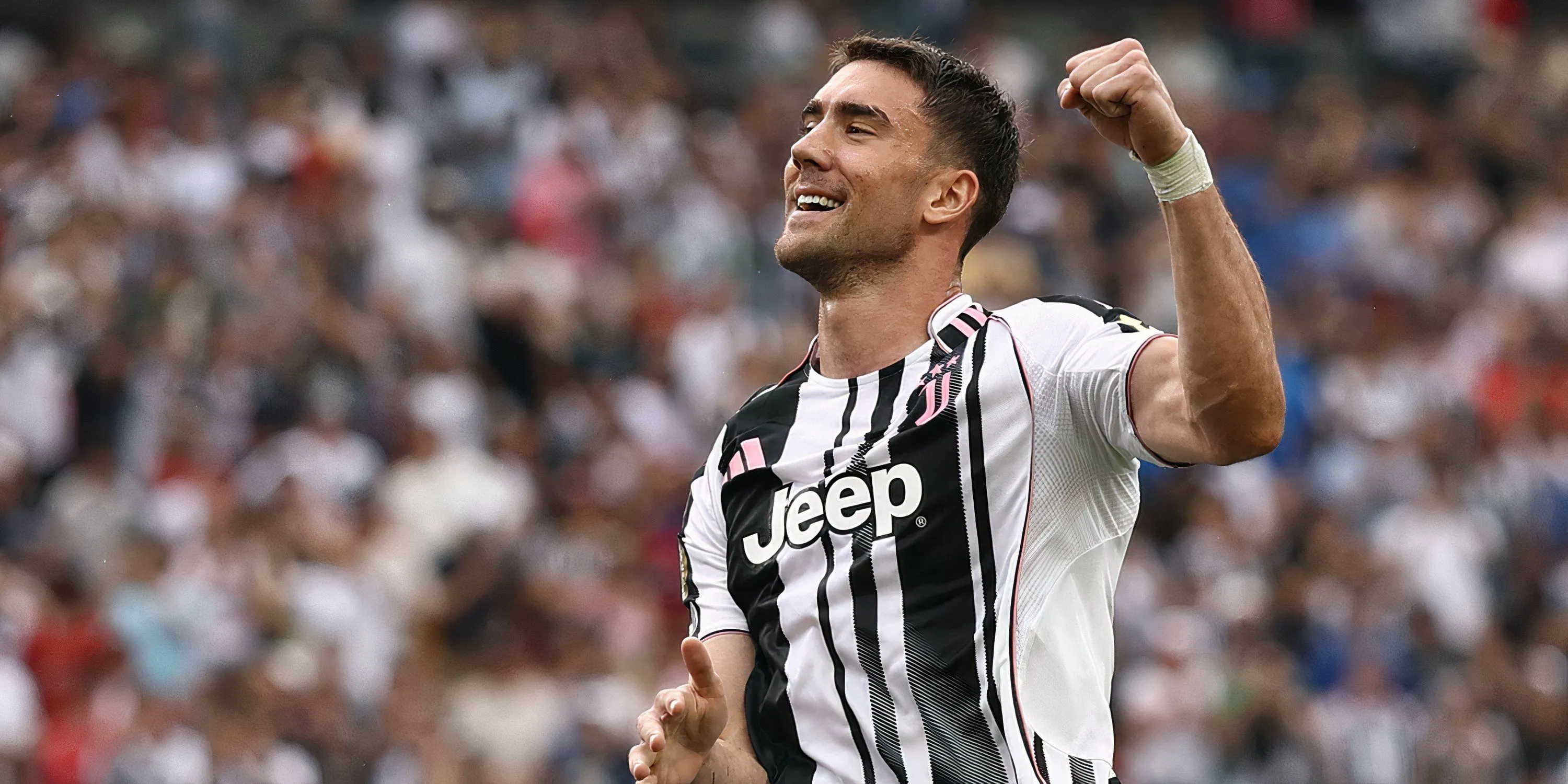 Dusan Vlahović ăn mừng bàn thắng trong màu áo Juventus, tiền đạo chủ lực của Bà Đầm Già