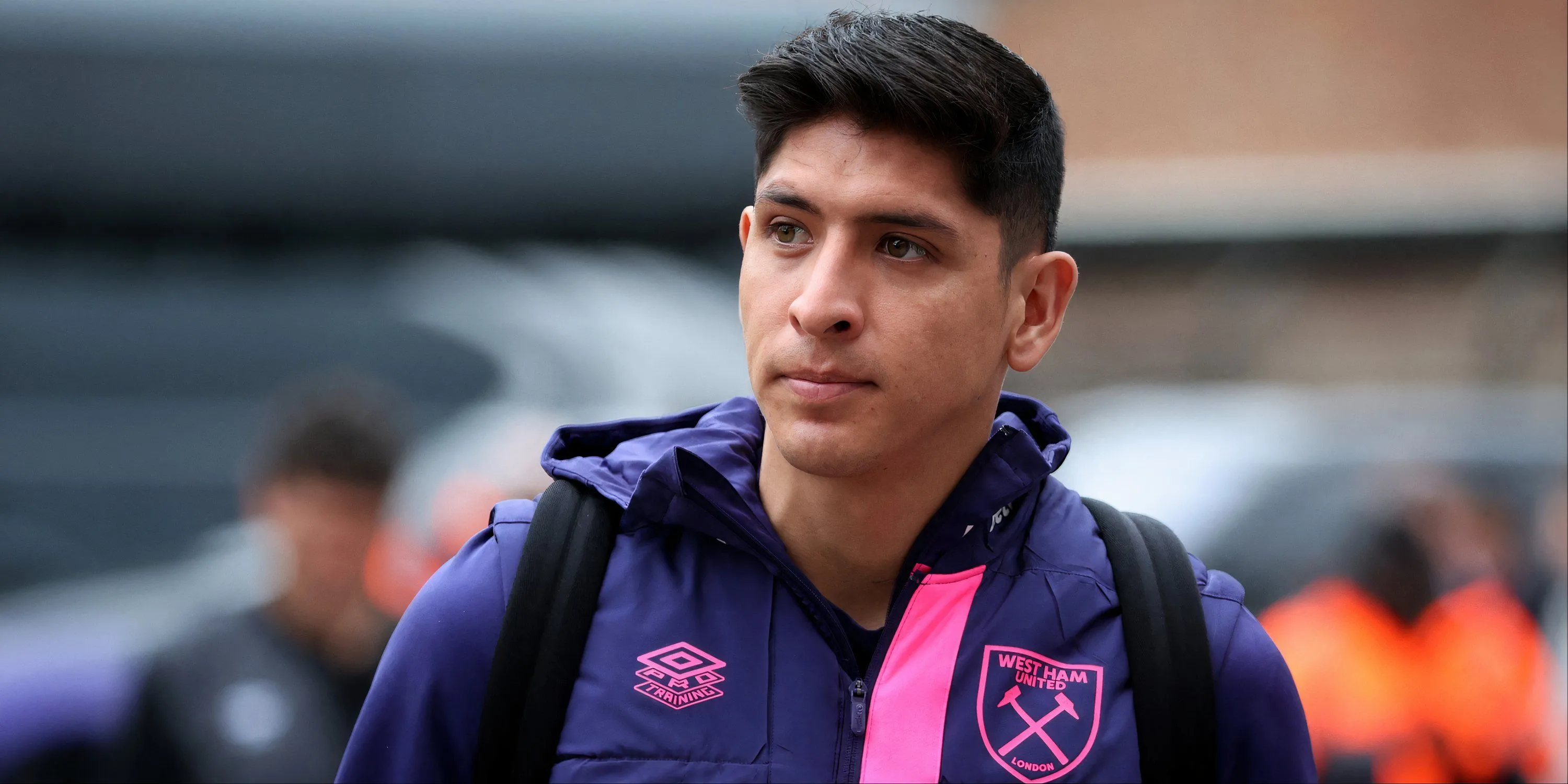 Edson Alvarez thi đấu cho West Ham United, trước khi chuyển đến Fenerbahçe theo dạng cho mượn.