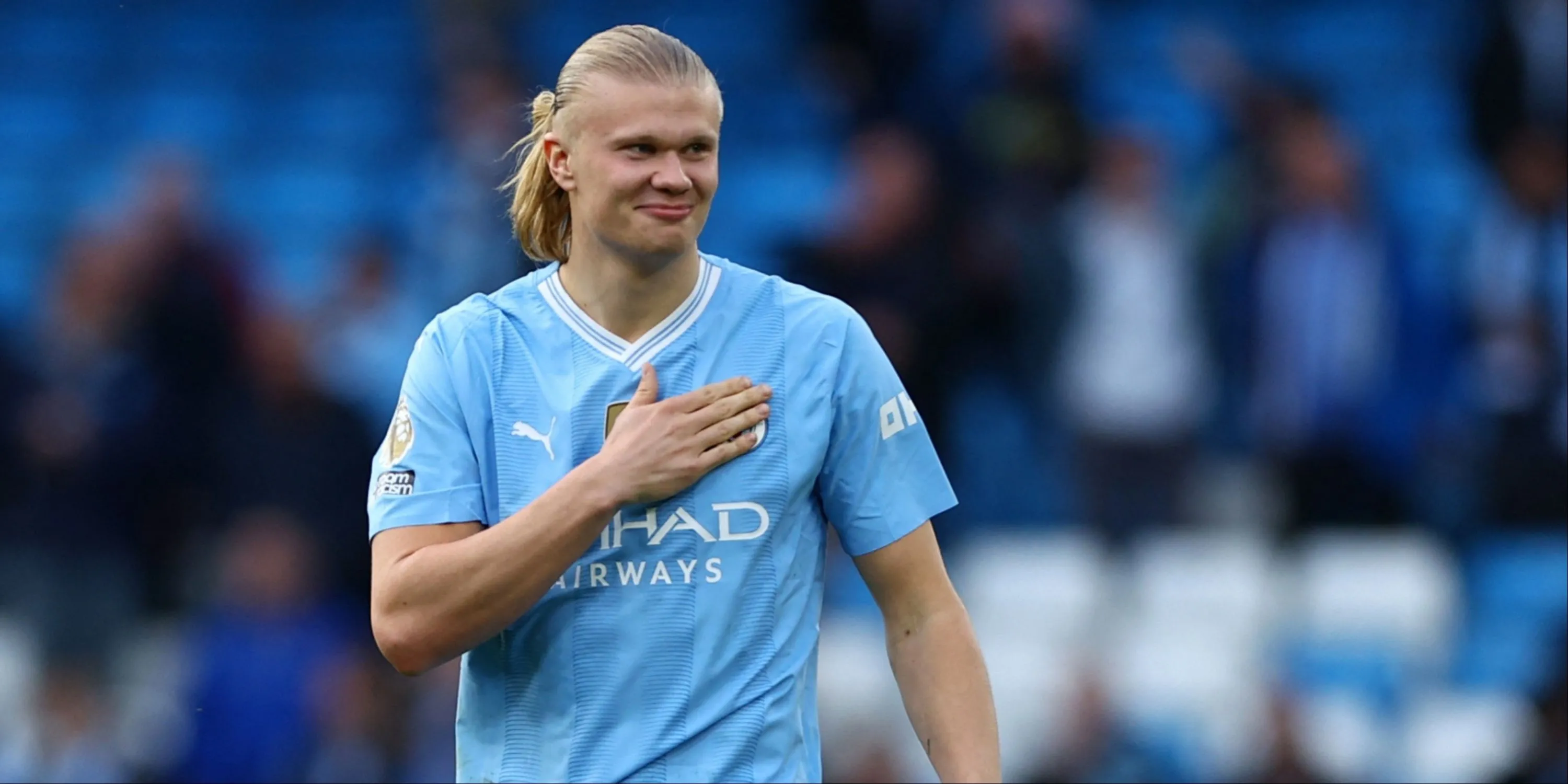 Erling Haaland vỗ ngực chỉ vào huy hiệu Manchester City