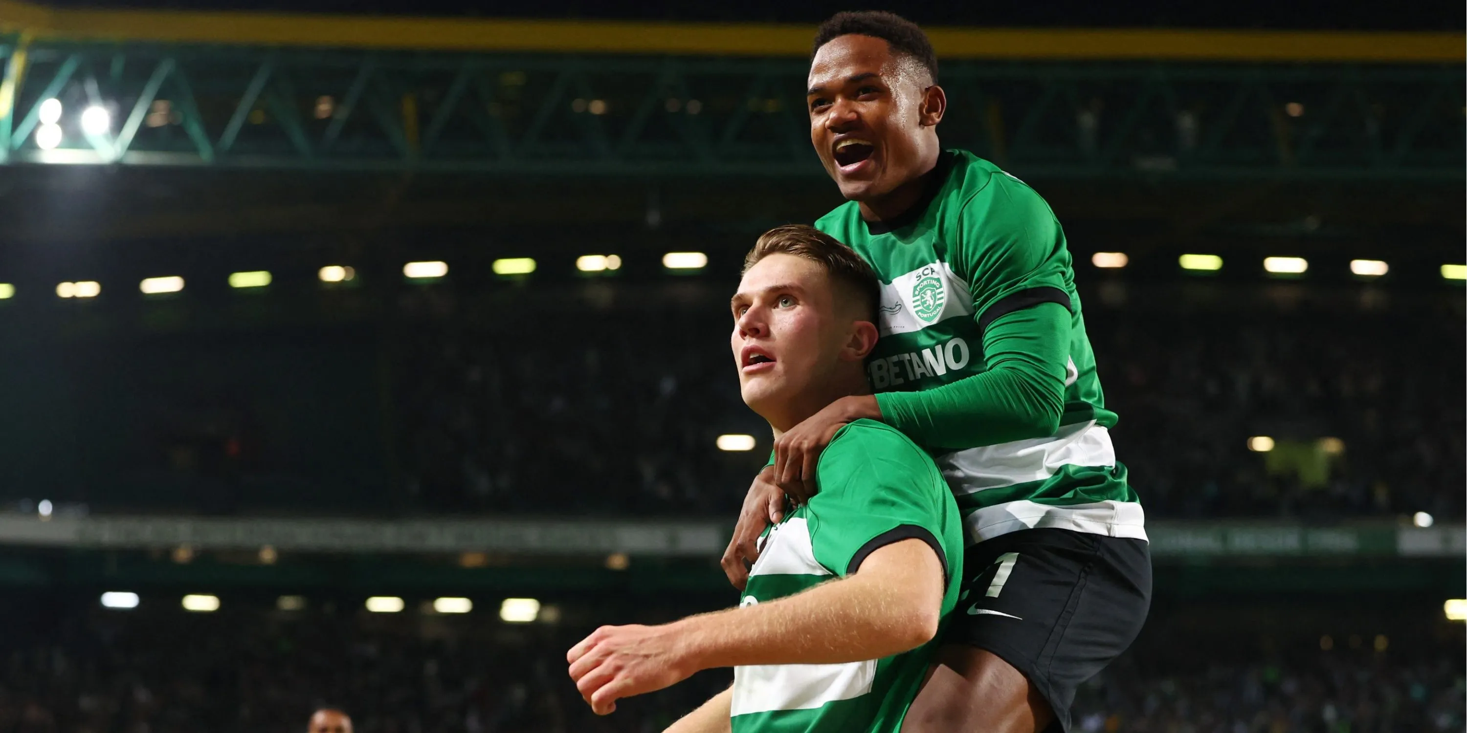 Geny Catamo ăn mừng cùng Viktor Gyokeres tại Sporting, cho thấy sự hòa nhập và khả năng tạo dấu ấn của cầu thủ này.