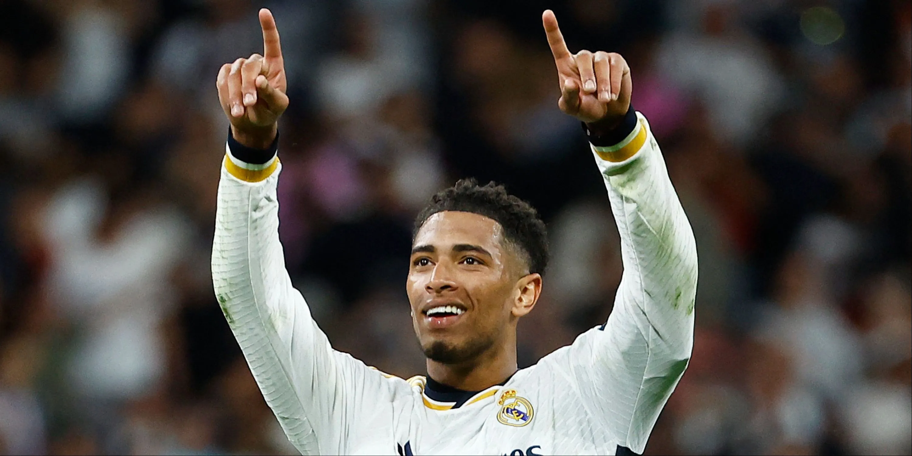 Jude Bellingham tươi cười chỉ về phía người hâm mộ Real Madrid