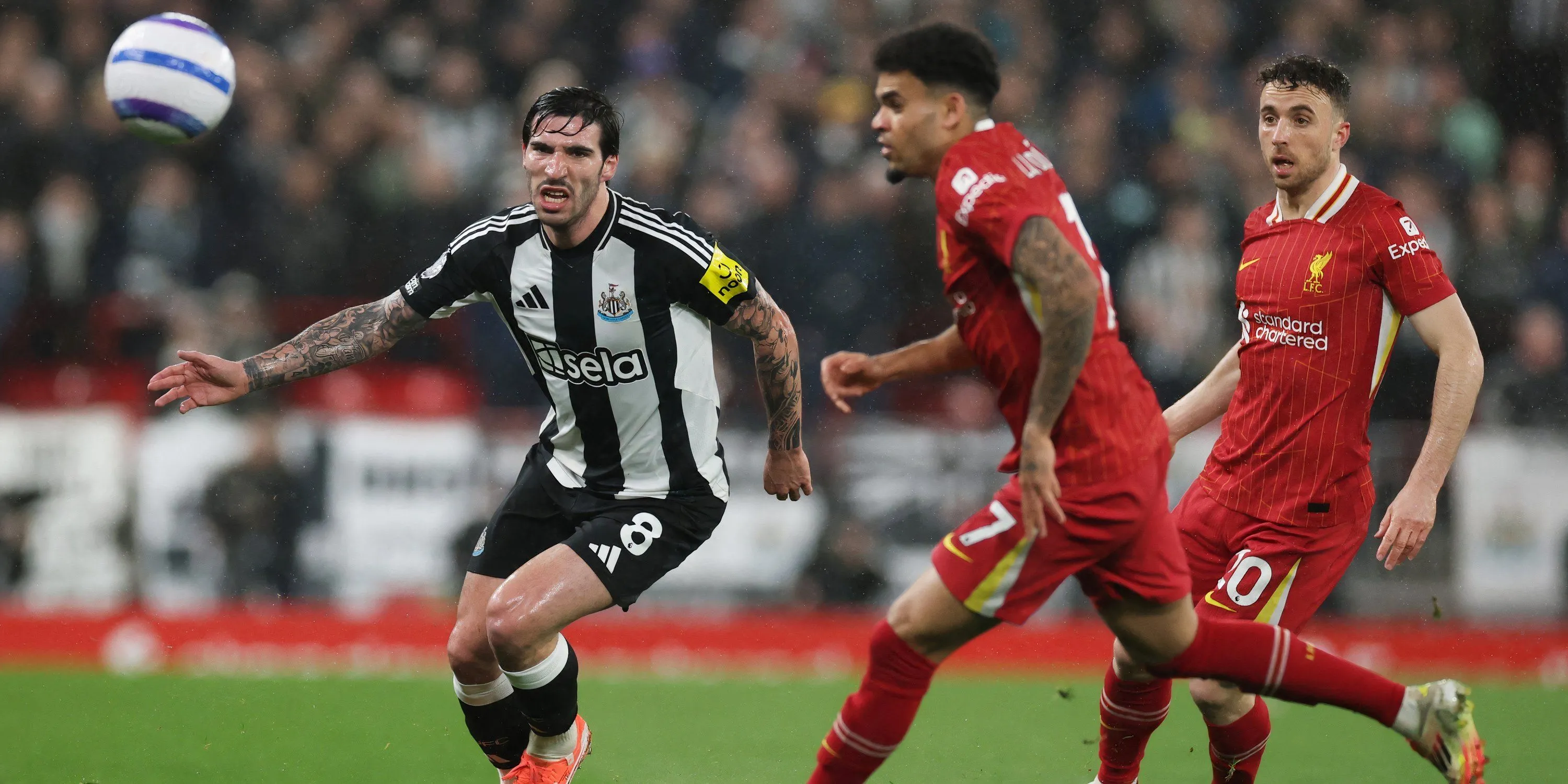 Sandro Tonali đối đầu với Luis Diaz và Diogo Jota trong một trận đấu Premier League