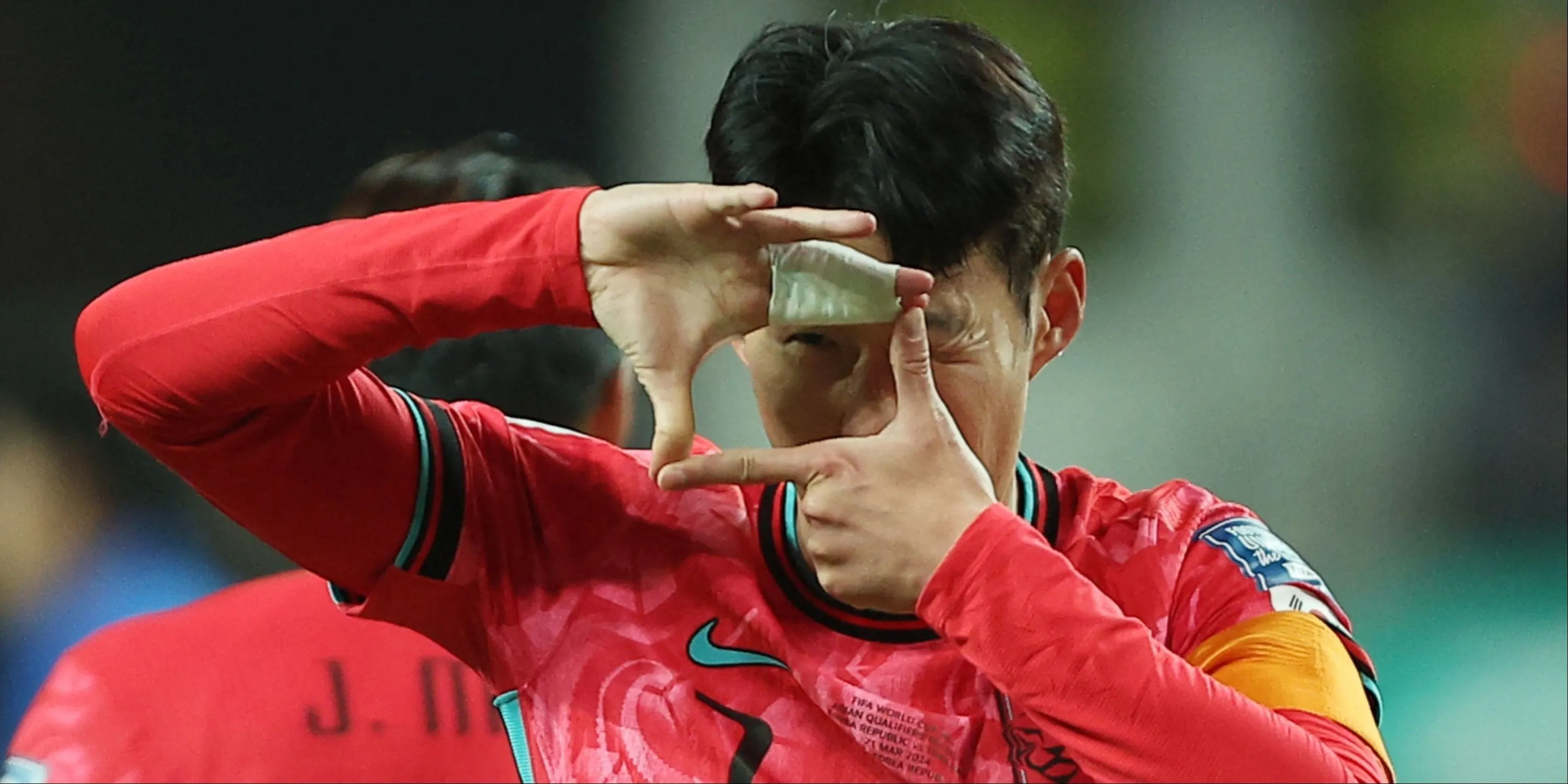 Son Heung-min ăn mừng bàn thắng cho đội tuyển Hàn Quốc