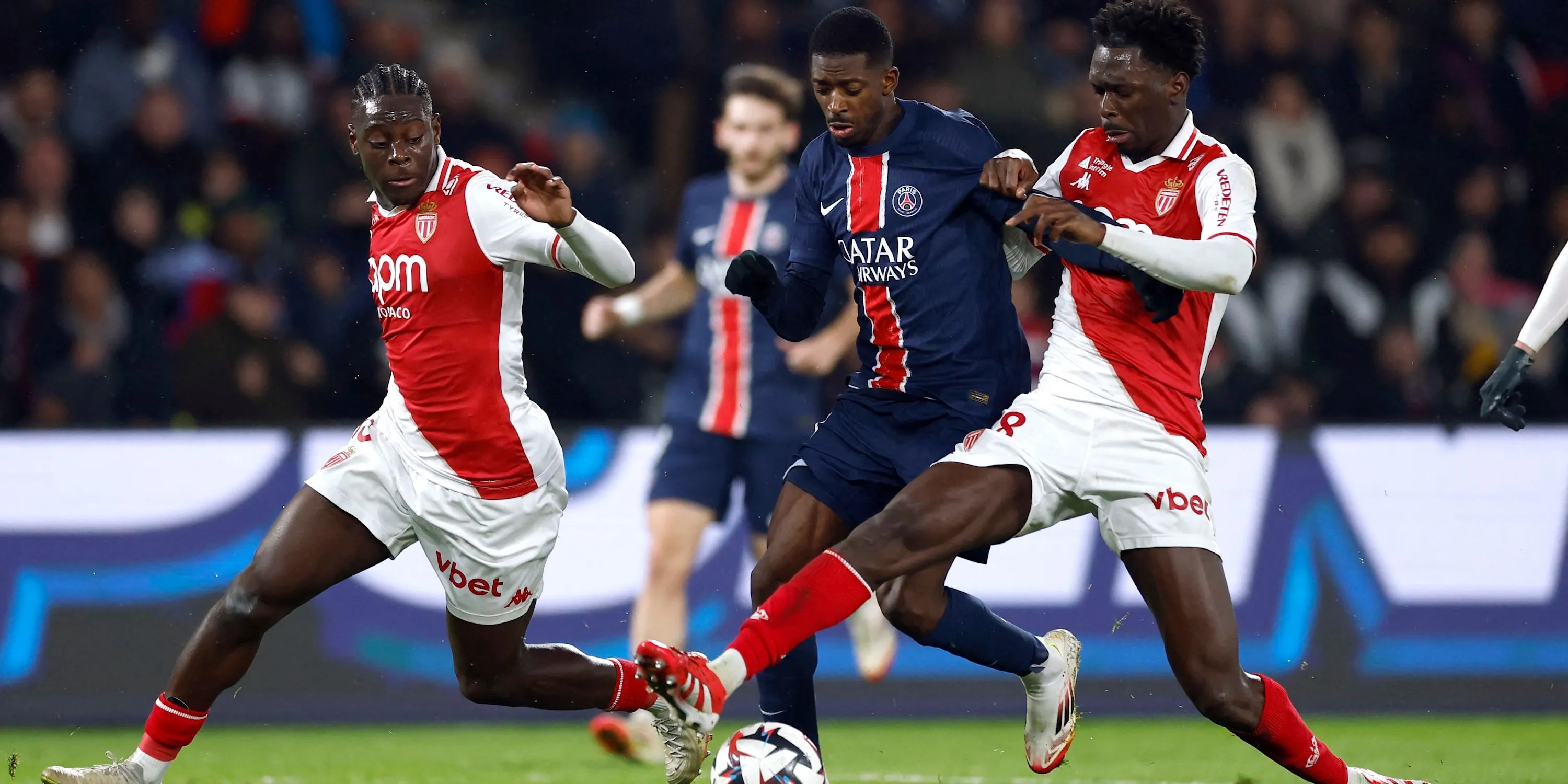 Soungoutou Magassa (AS Monaco) tranh chấp bóng với Ousmane Dembele (Paris Saint-Germain), thể hiện khả năng phòng ngự của tiền vệ trẻ.