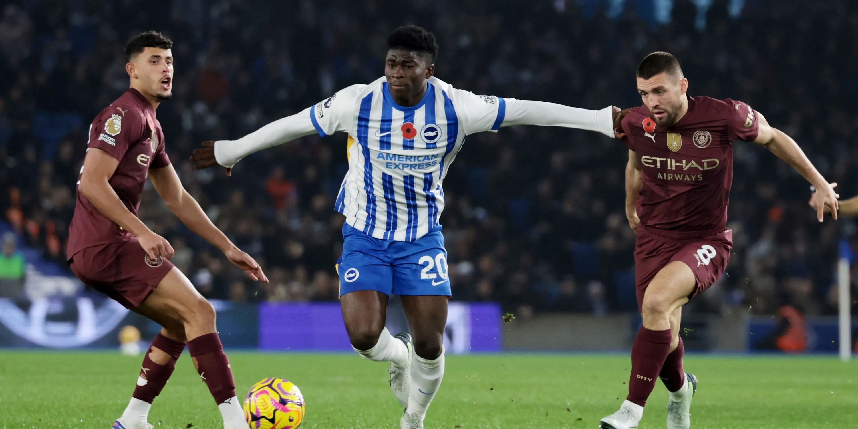 Tiền vệ phòng ngự Carlos Baleba của Brighton tranh chấp bóng với Mateo Kovacic của Manchester City.