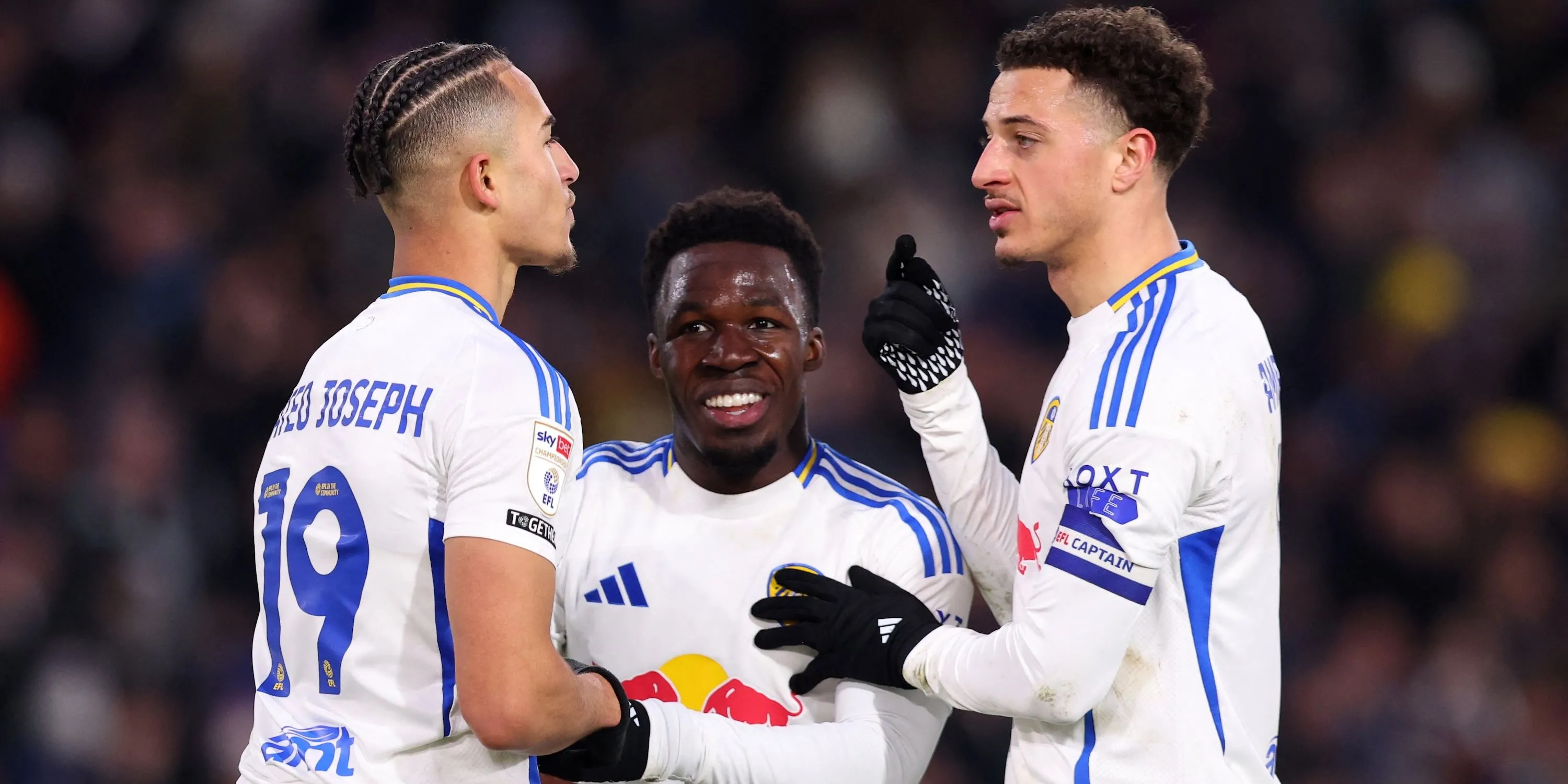 Wilfried Gnonto (phải) cùng đồng đội Mateo Joseph (giữa) và Ethan Ampadu (trái) của Leeds United trong một pha ăn mừng bàn thắng
