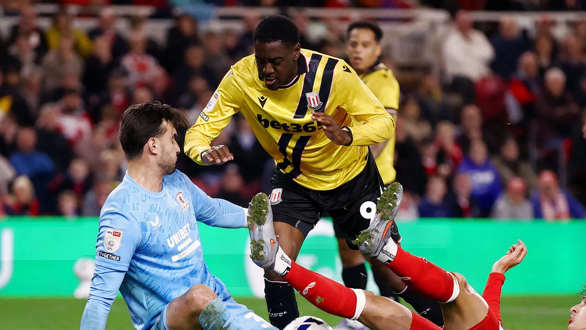 Divin Mubama ghi bàn cho Stoke City trong trận đấu tại bet365 Stadium