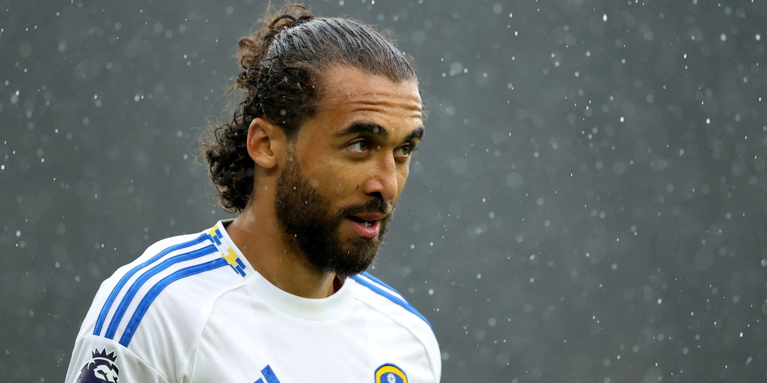 Dominic Calvert-Lewin chuẩn bị sút bóng trong trận đấu tại Premier League với Leeds United