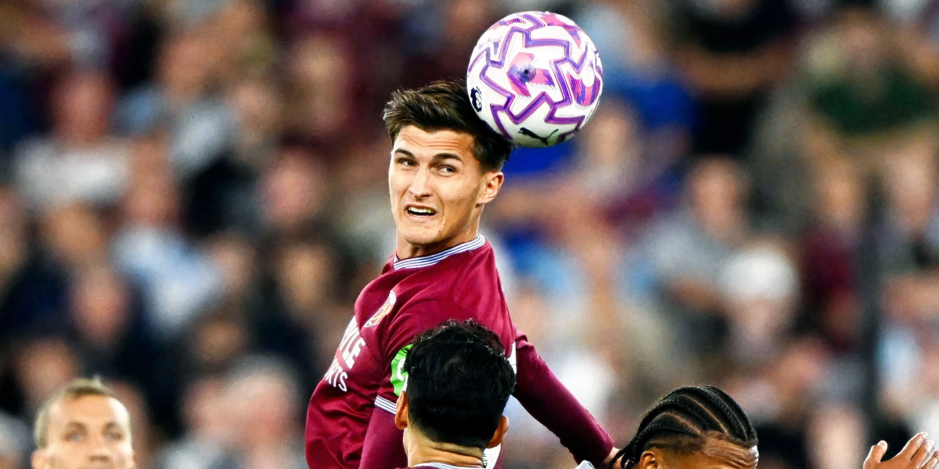 Freddie Potts trong buổi tập tập luyện, thể hiện cơ bắp và thể lực của một tiền vệ hiện đại