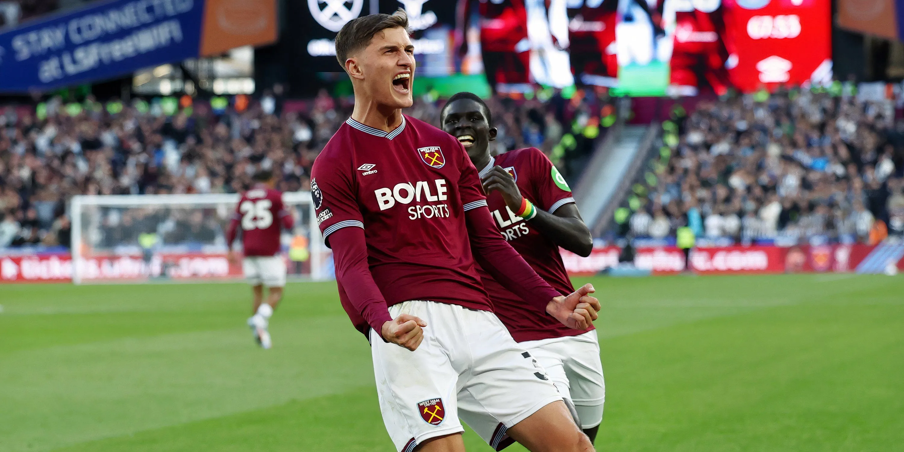 Isaac Thomas trong buổi tập của U18S West Ham, thể hiện cơ động và quyết tâm cao