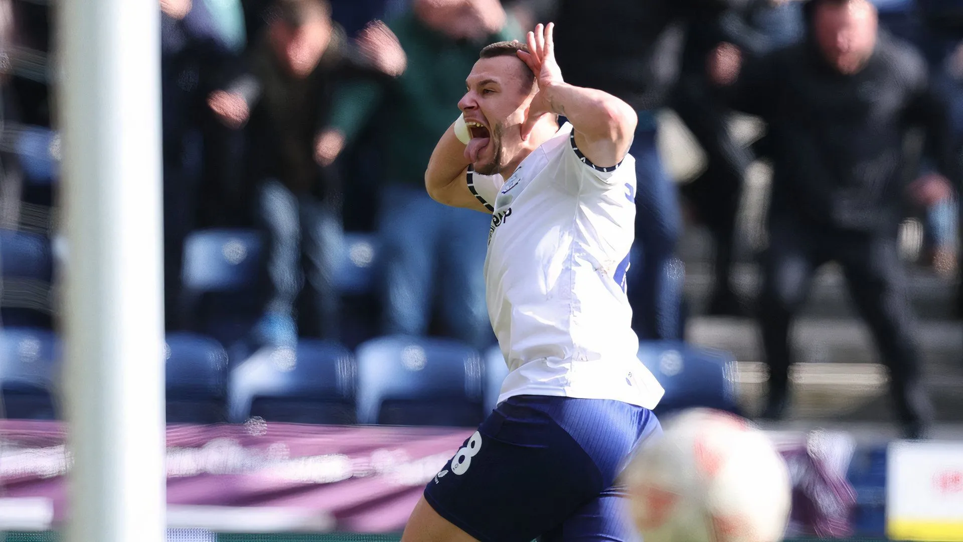Milutin Osmajic ghi bàn cho Preston đối với Burnley