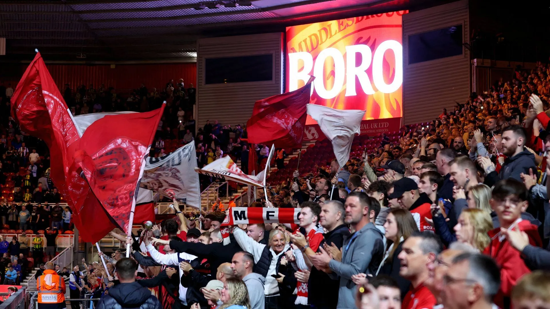 Những người ủng hộ Middlesbrough tại sân Riverside