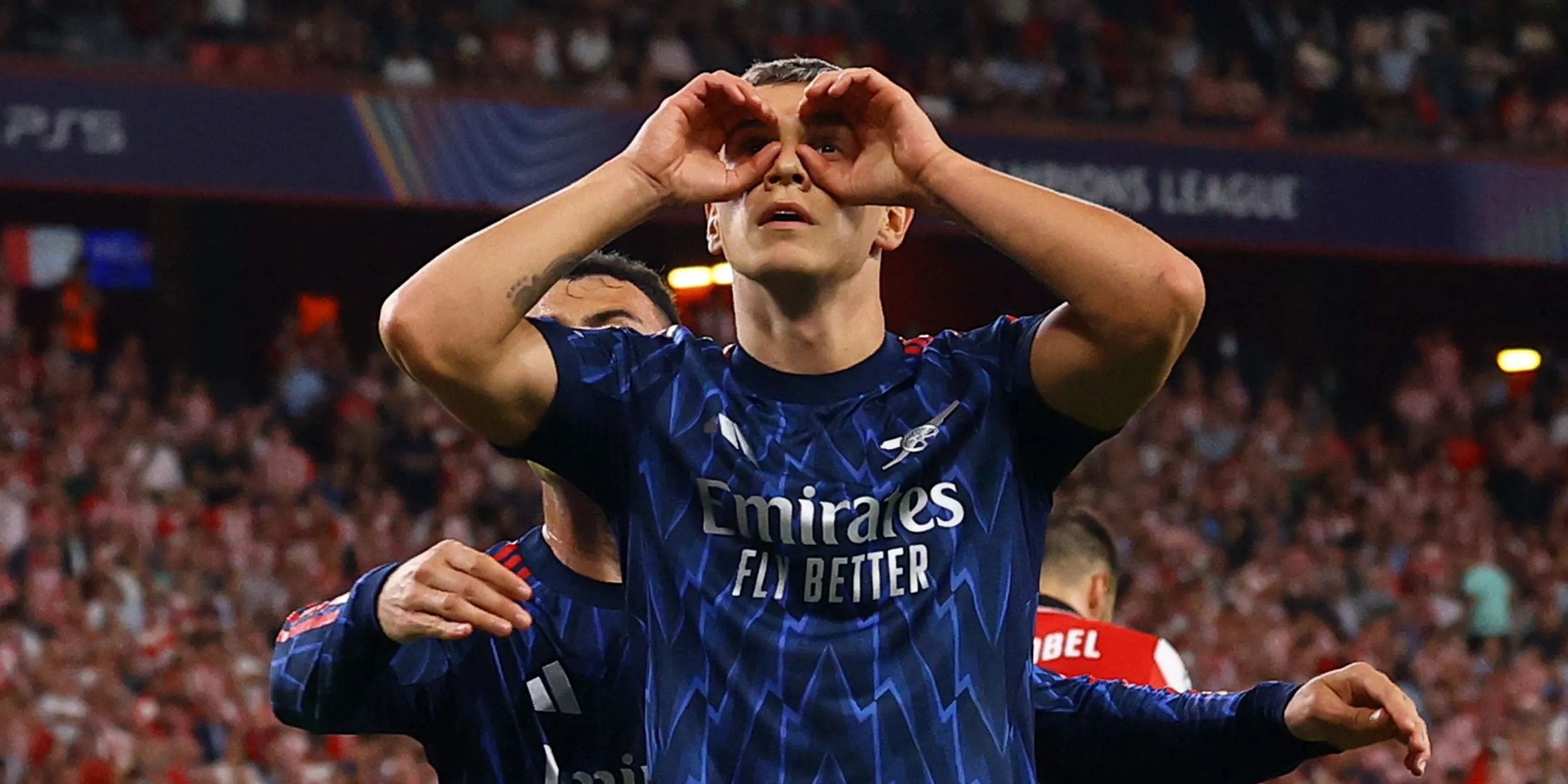 Tiền vệ người Bỉ Leandro Trossard ăn mừng sau khi ghi bàn cho Arsenal