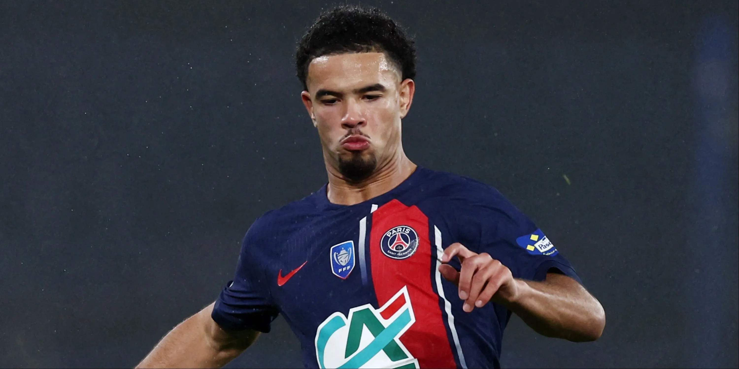 Warren Zaire-Emery trong pha tranh bóng cho Paris Saint-Germain